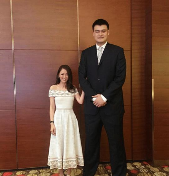 姚明和女儿牵手逛街11岁姚沁蕾长到大姚胸口回头率百分百