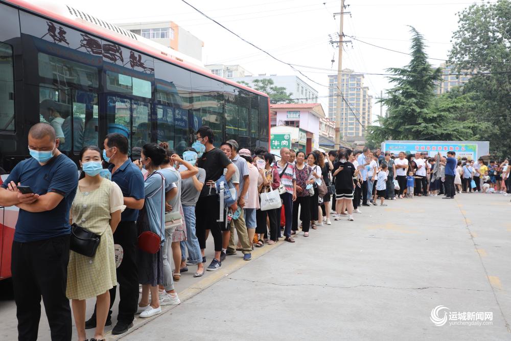 乘坐109路公交车的群众排队等待上车