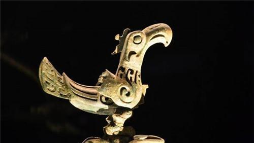 三星堆出土一权杖,刻有黄金雕饰,当时没炼金术,黄金从哪来的?
