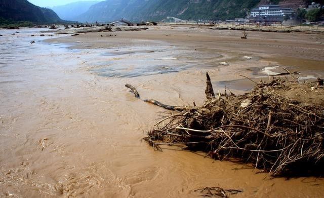 河南挺住刷爆了网络,这次的特大暴雨,导致河南多地洪涝灾害的发生