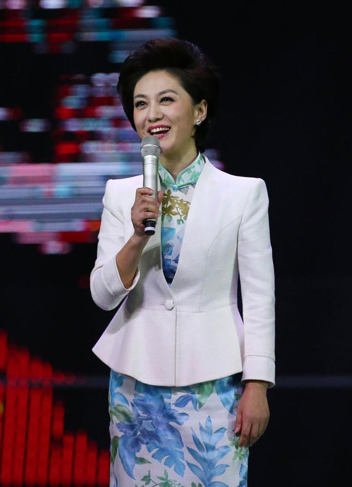 含泪报道河南灾情的海霞:主持《新闻联播》,嫁清华教授,很励志