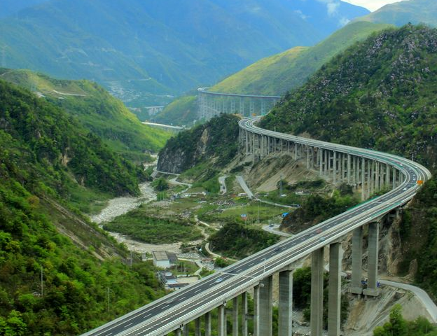 贵州山区再建一条高速,全长160.7公里,桥隧比63%,设计