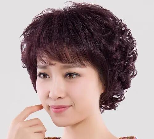 这两者都是非常适合所有女性不同阶段的发型,但是建议各位尤其是50岁