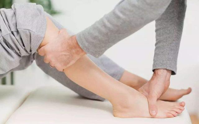 小腿抽筋也叫"腓肠肌痉挛",主要是指脚心和腿肚抽筋.