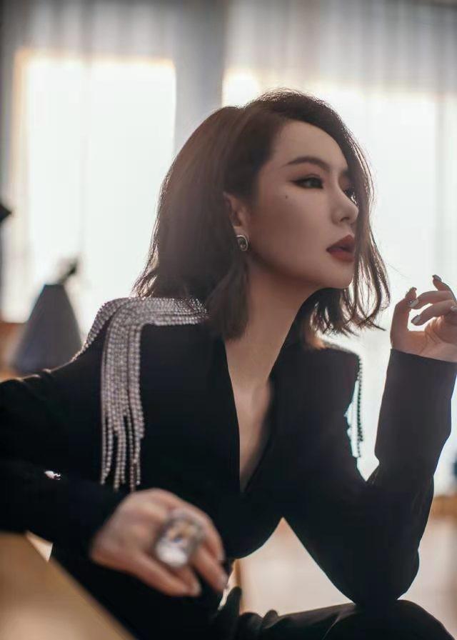 戚薇女王气质真不是盖的,"拖地长裙"霸气十足,看眼神就知道