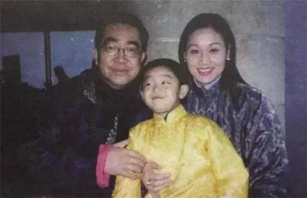 痴迷画像劳累而亡婚后的陈逸飞有了爱情的滋润,妻子宋美英更是给他