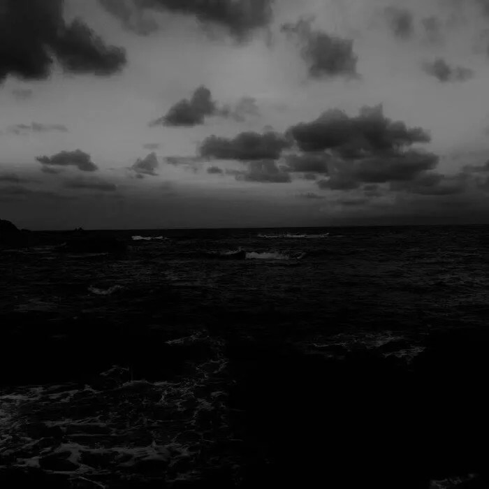 黑白孤独系大海背景图