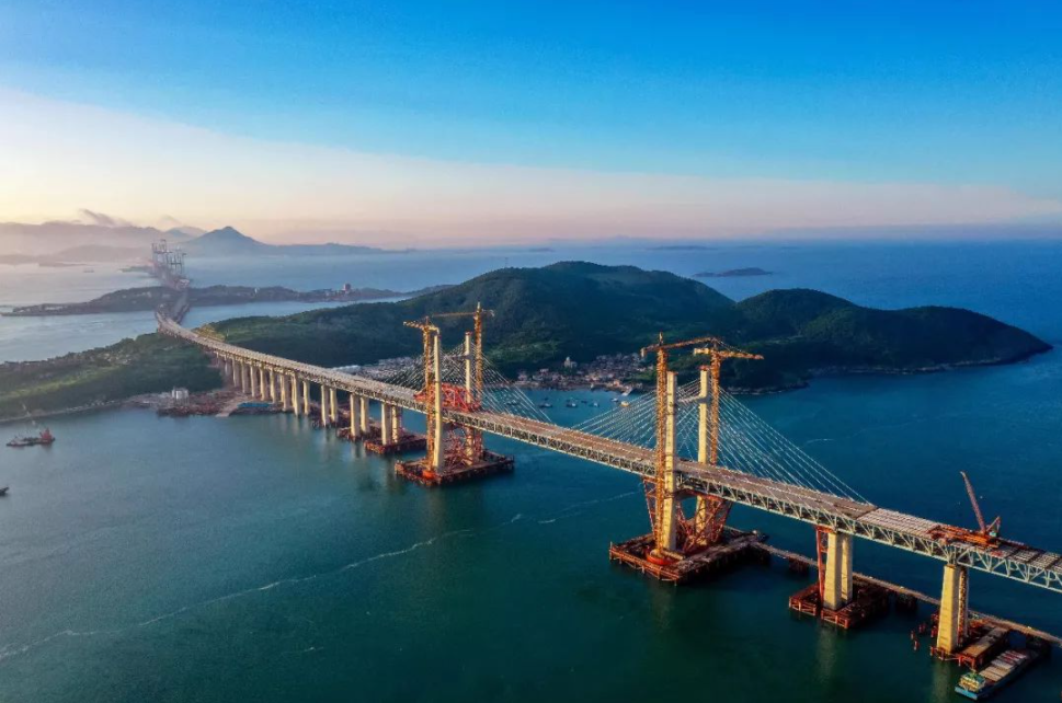 耗资147亿,4万人奔赴台湾海峡,修建的首座公铁大桥有多牛?