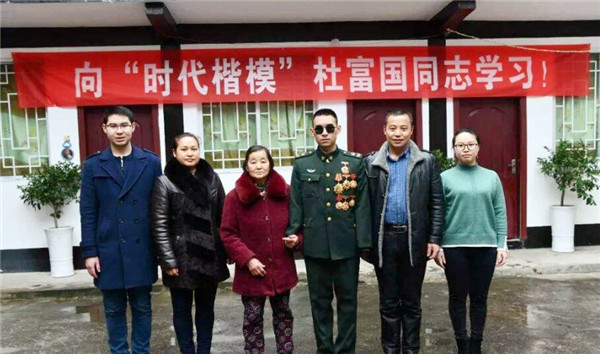 "扫雷英雄"杜富国:为保护战友痛失双手双眼,他如今过得怎样?
