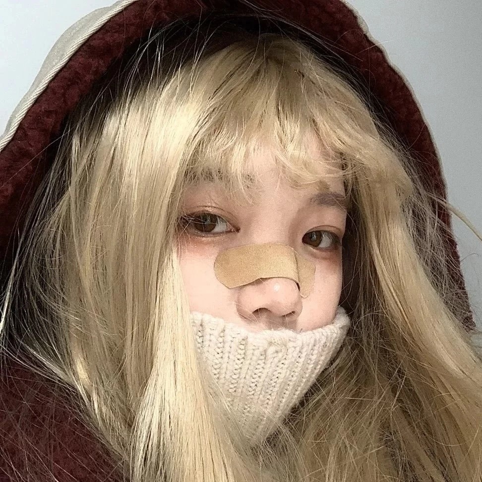 五官精致的女生头像