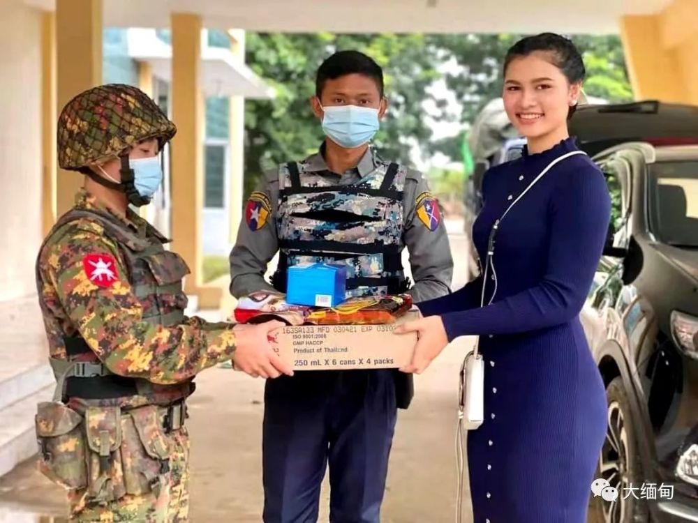 缅甸一美女向军警察捐赠防疫物资,网民对其破口大骂