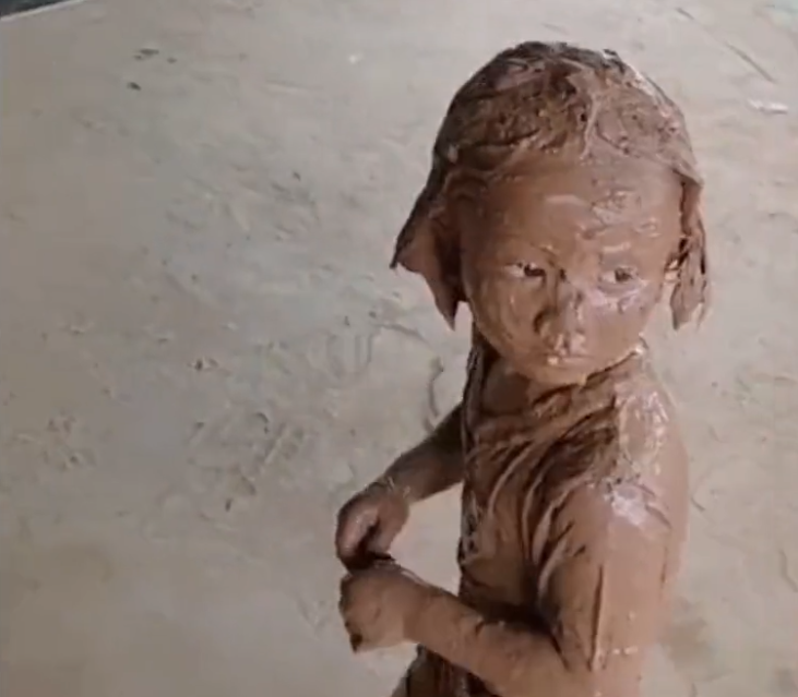 浙江一小女孩不小心掉进泥坑变成小泥人回家,妈妈:洗洗还能要吗