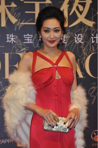 孟广美不愧是"最美李莫愁",一袭红裙秀妩媚,53岁年龄