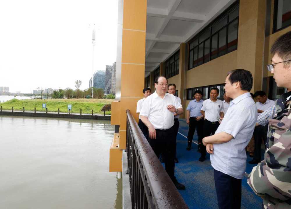 彭佳学部署全市防御台风烟花工作裘东耀主持