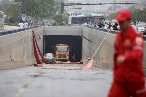 记者深入郑州京广北路隧道救援现场