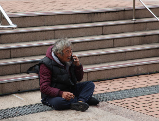 白发老人医院诊室打电话借钱,低头抹泪猛揉眼,旁人做法让人泪崩