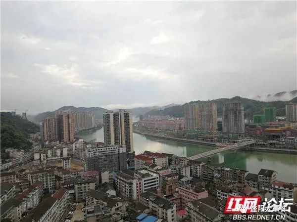 后诗兴大发,做七绝一首网友黄东旭先生于安化东坪镇拍摄的这两张图片