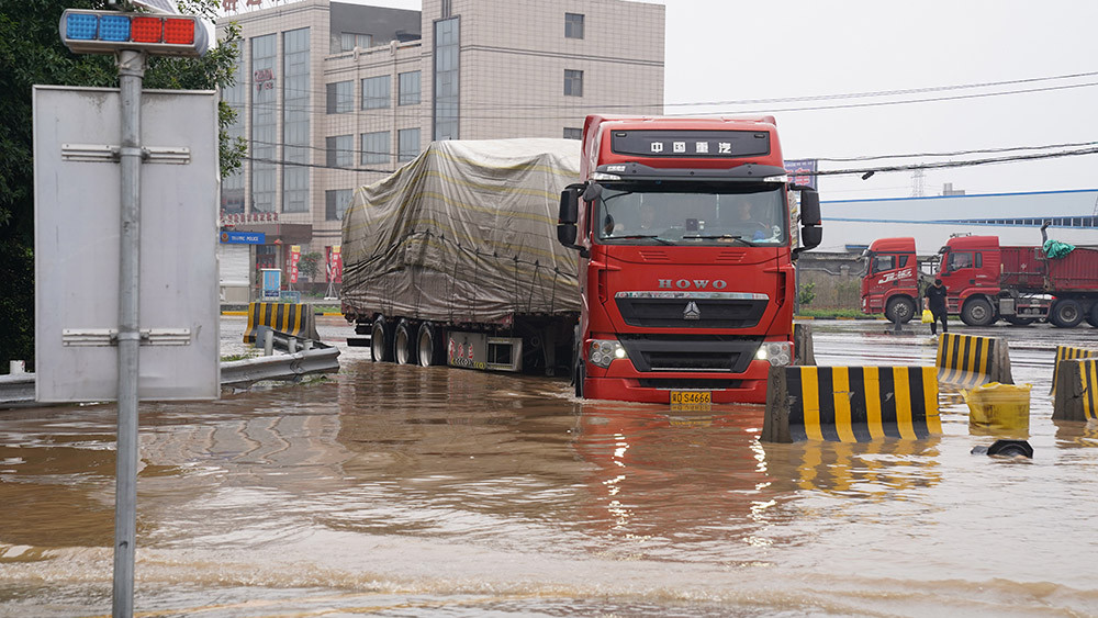 河南新乡:暴雨洪水倾倒时