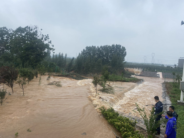 河南新乡:暴雨洪水倾倒时