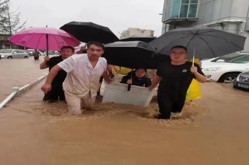 危急时速,紧急救援!暴雨下的郑州医院