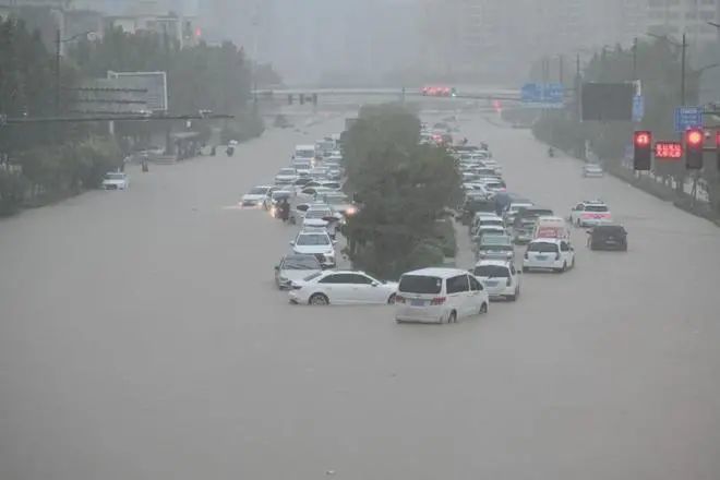 致敬河南暴雨中的平凡英雄,感谢每一个勇敢的中国人!