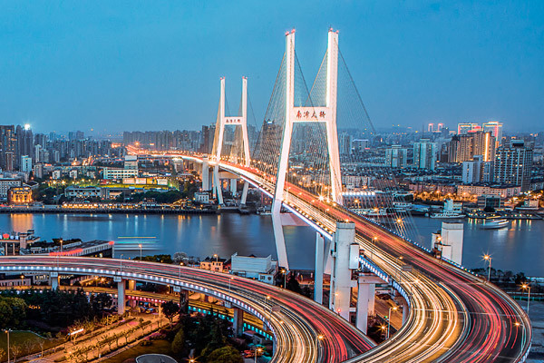 导游介绍道,这座大桥,是黄浦江上建设的第一座公路铁路两用的双层桥