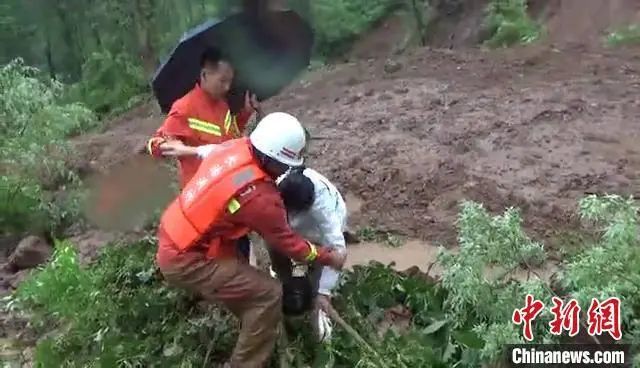 山西特大暴雨来袭,数辆汽车被洪水冲走,859名旅客安全撤离