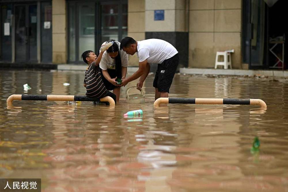 郑州暴雨洪涝过后救援进行中