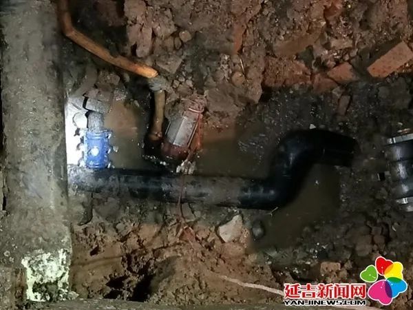 【点赞】信合小区水管爆裂 水务集团日夜兼程迅速抢修