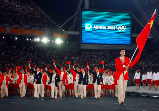 从北京奥运会开始,中国代表团的礼服拉开了"番茄炒蛋"的序幕.