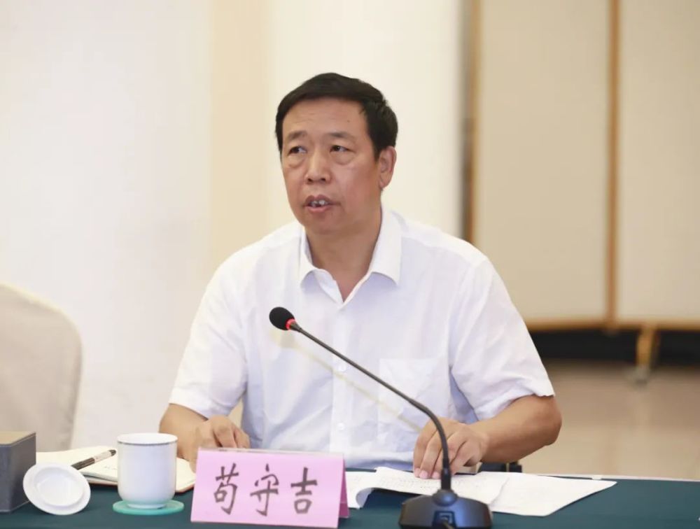 省政法队伍教育整顿第三驻点指导组组长苟守吉在会上向儋州反馈指导