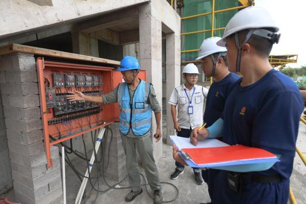 7月23日,工作人员对在建工程项目进行用电安全检查.