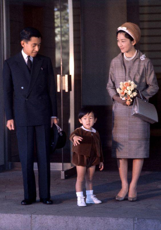 日本上皇后美智子拒绝与上皇合葬,只怪婆婆刁钻,丈夫是妈宝男