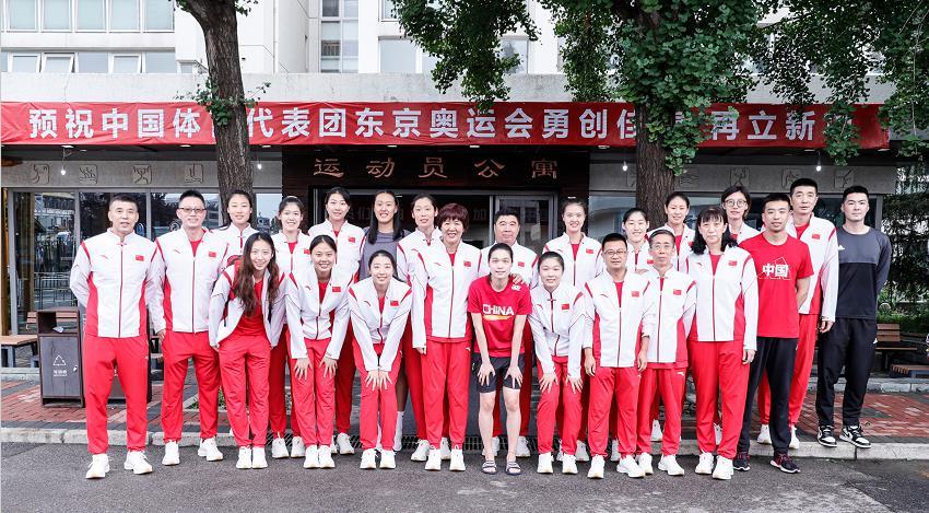 中国女排出征奥运会,集体照曝光,朱婷领衔12朵金花笑得好灿烂