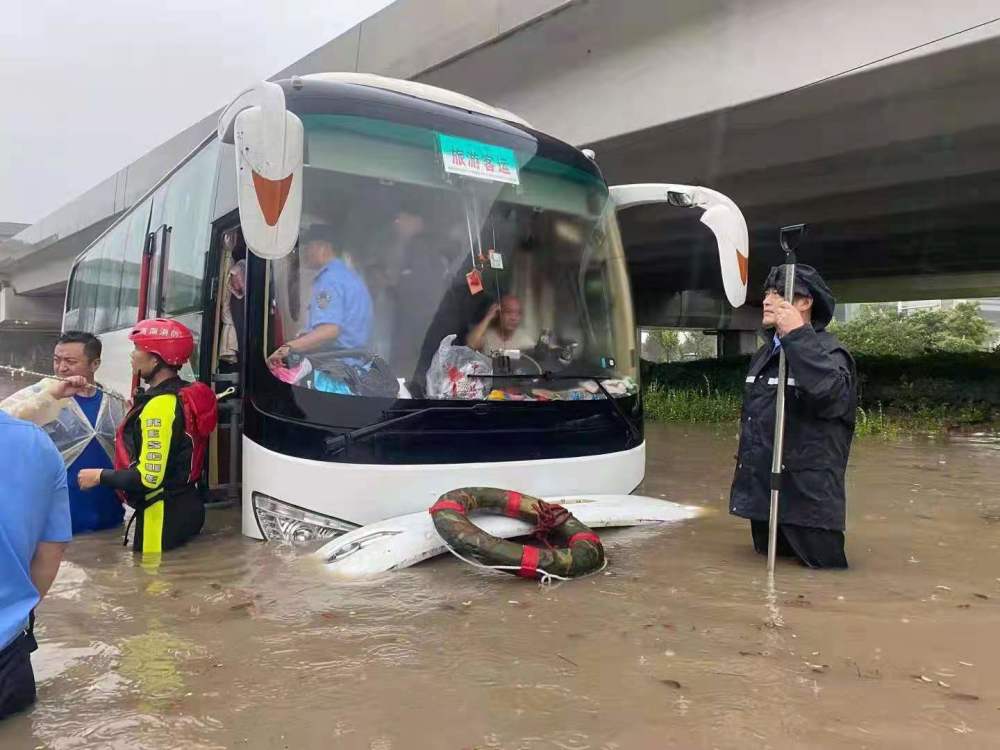 【警徽闪耀抗洪防汛一线】暴雨来袭,郑州公安奋战防汛救援第一线