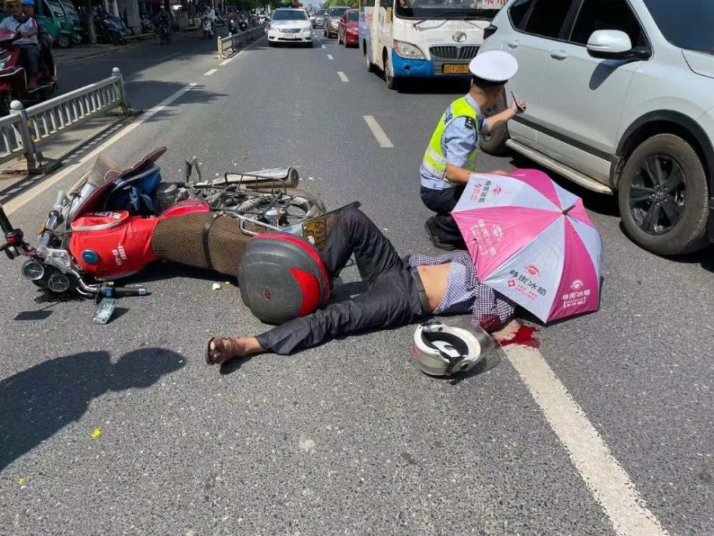 惊险!泰和一摩托车撞上了道路旁边的护栏,伤重倒地,血流不止!