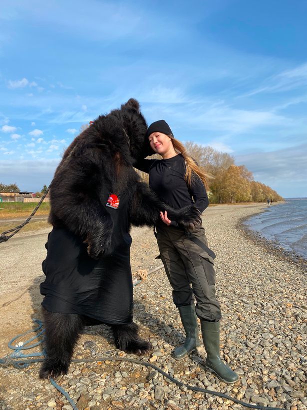俄罗斯女子和大棕熊一起同吃同住称它是好朋友还一起出海划船