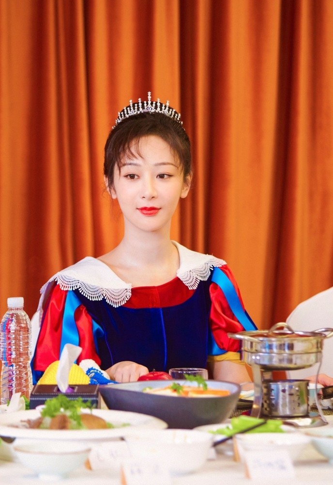 杨紫cos的白雪公主将成经典五官精致温婉可爱完美诠释白幼瘦