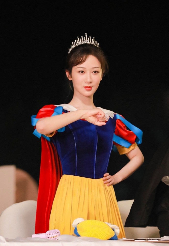 杨紫cos的白雪公主将成经典五官精致温婉可爱完美诠释白幼瘦