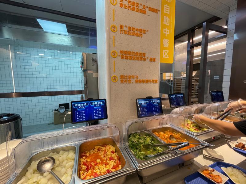 机器人做菜,你吃吗?上海首家社区ai食堂开业,看阿姨爷叔们怎么说