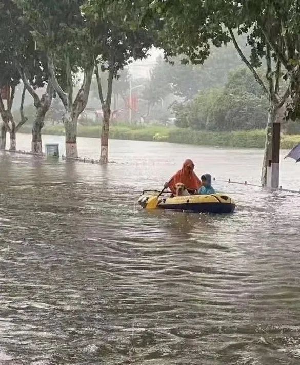 河南暴雨的这些瞬间感动了千万人