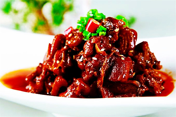 3,将鱼头鱼尾下入豆腐锅内,加精盐,酱油,料酒,干红椒末,肉汤300毫升