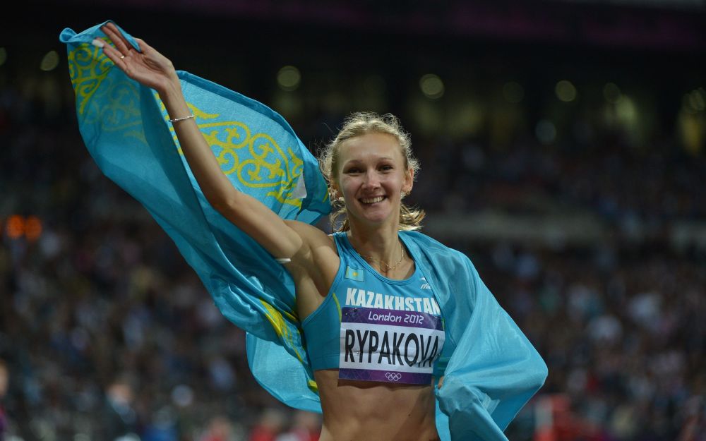 哈萨克斯坦女旗手抢镜,曾获女子三级跳远奥运冠军