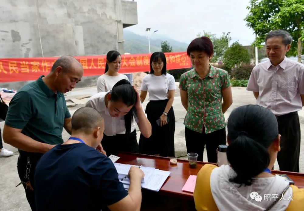 图为吴伟红,邱海清在昭平镇附城村指导.