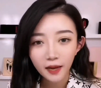 正就可以了~小伊伊直播聊天,有粉丝问其以后会让女儿"小石榴"学什么呀