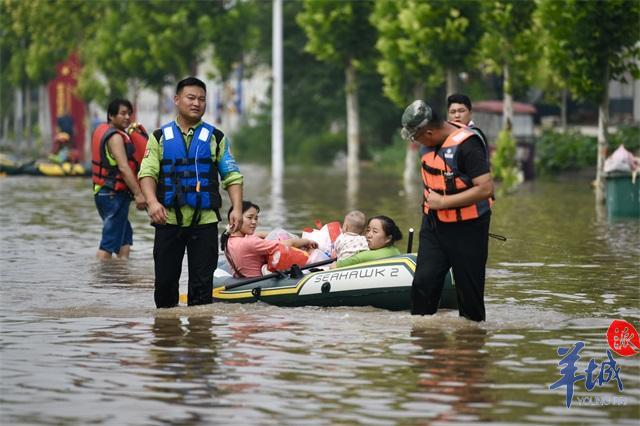 【一线直击】河南新乡被洪水围困,救援队搭建"生命之舟"转移群众_腾讯