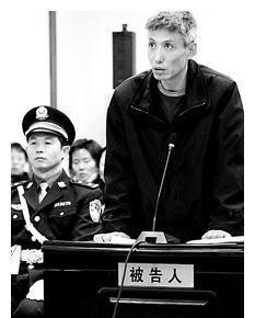 在羁押的过程中,刘涌的老婆和哥哥等人依旧不死心,一直都在为刘涌奔走
