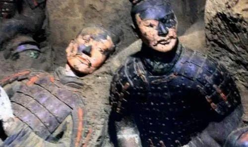 兵马俑出土时有张"神秘脸",5分钟后便消失,幸好拍下一