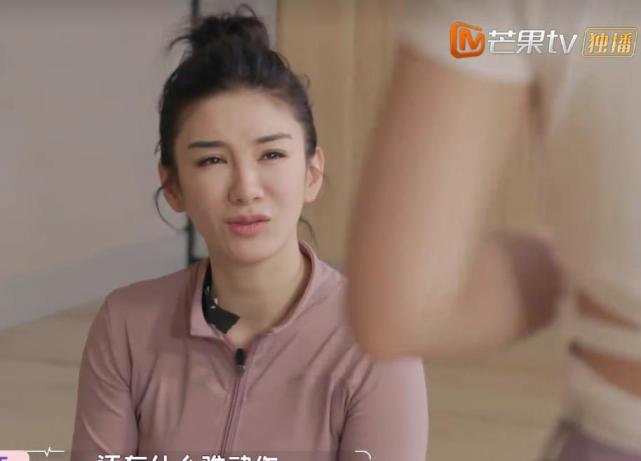 53岁崔伟不容易与人亲近,吃饭让女方请客,黄奕是否太低姿态?