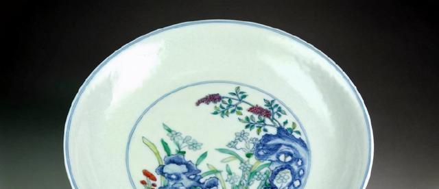 一个雍正斗彩花纹盘,仿明成化斗彩工艺,是收藏界的珍藏品